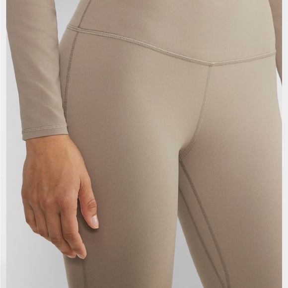 Aritzia BUTTER Cheeky Hi-Rise Flare Legging - Picture 5 of 12